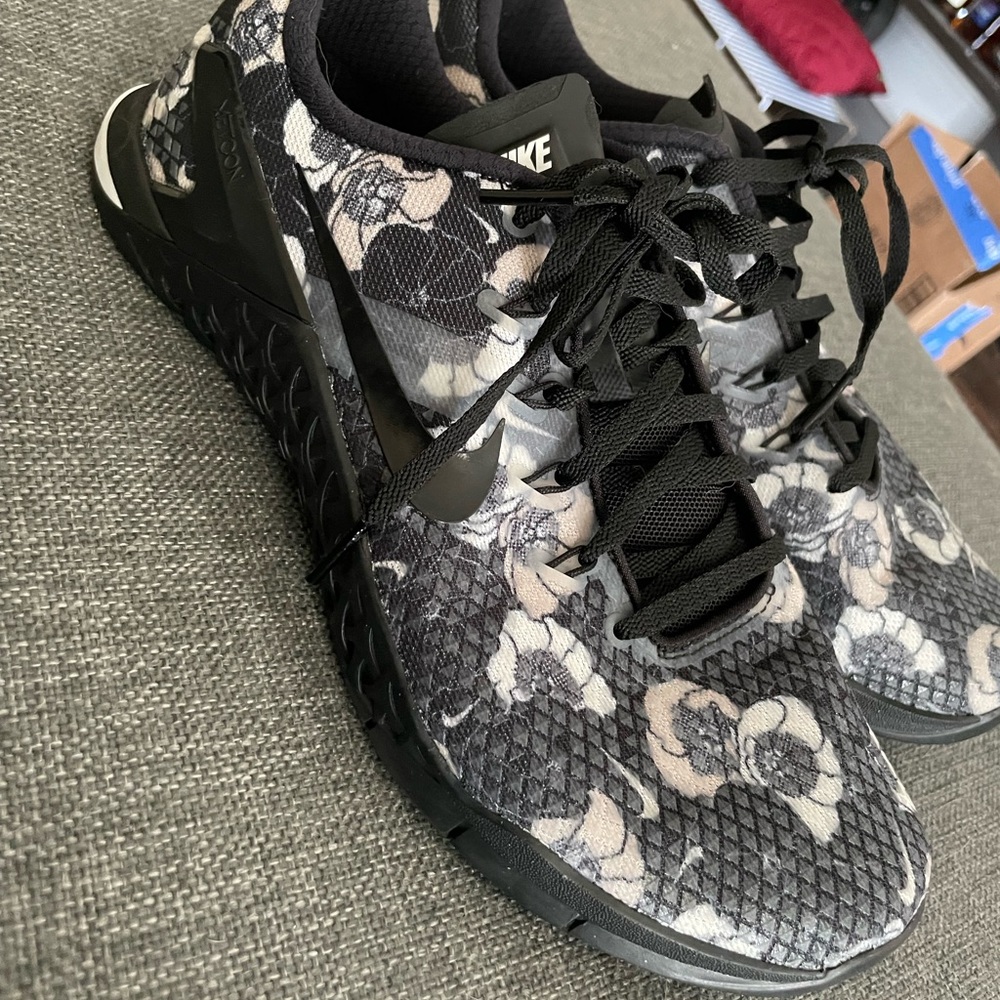 Nike Metcon floral edition mens 8.5, womens 10